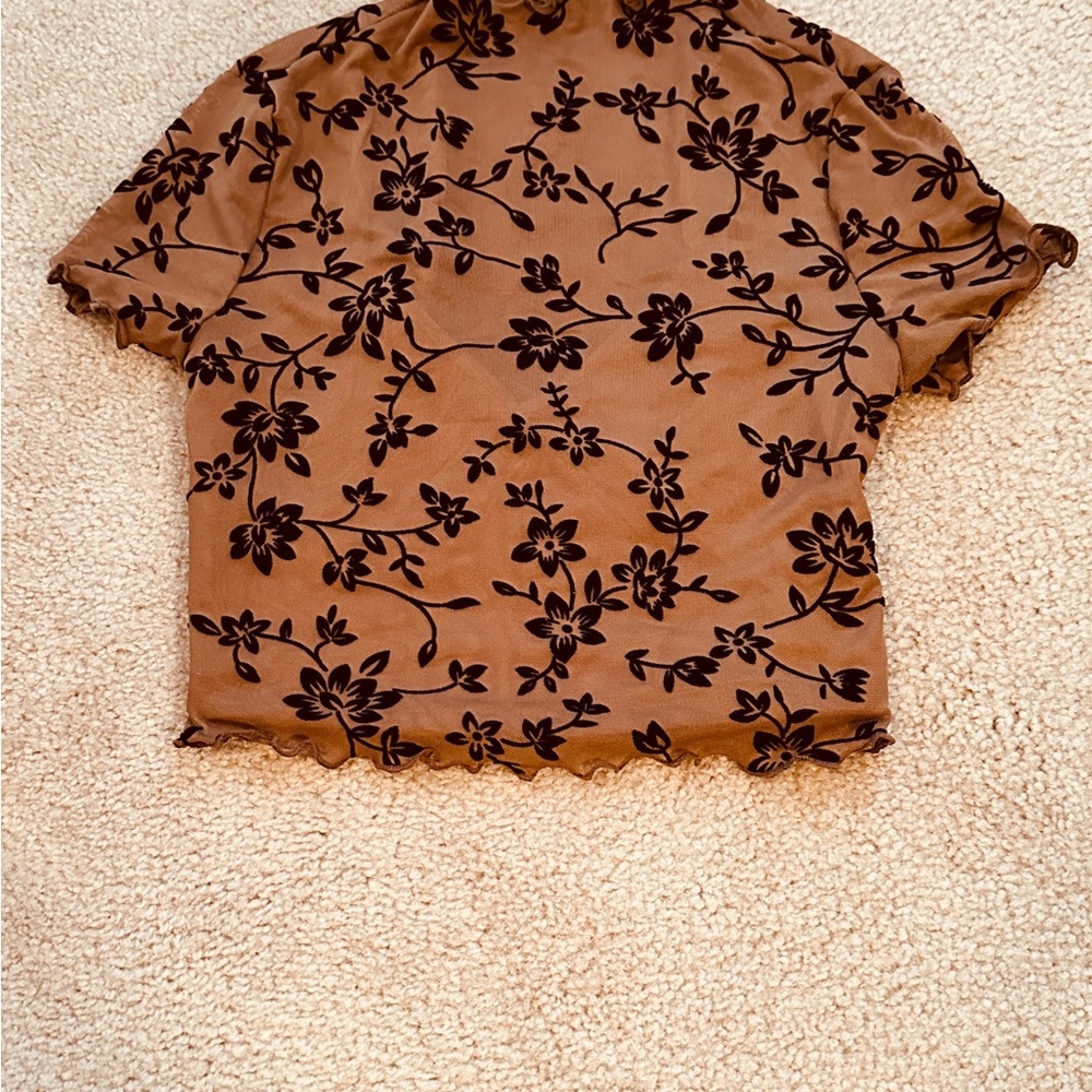 Felt Flower Overlay Crop Top - Picture 2 of 8